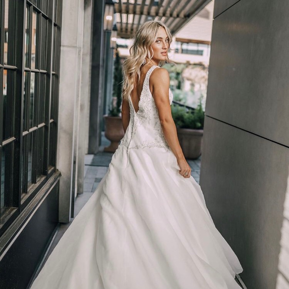 Wedding dress - Picture 3 of 4